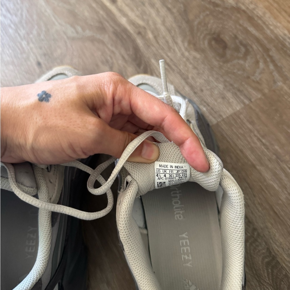 Yeezy size 4.5 no box - Picture 2 of 3